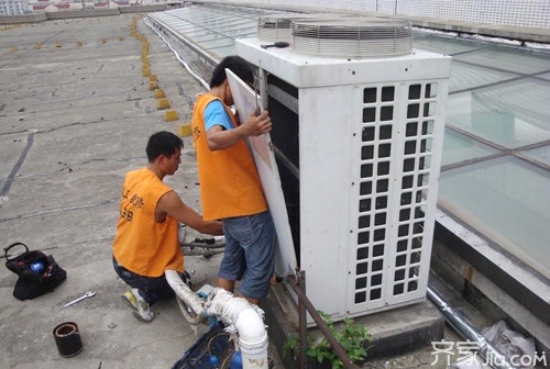 维修空调  掌握技巧自己也能出师啦
